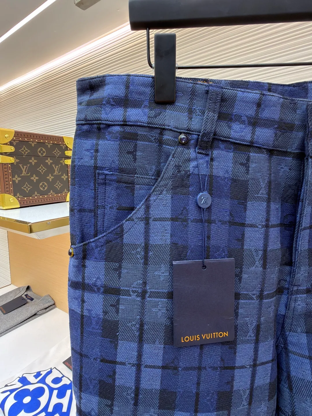 LOUIS VUITTON plaid denim work trousers ●Original version: Purchased and developed for 15950 ●Item number: 1682081-B10 ●Material: cotton fabric ●Technology: jacquard production ●Color: blue ●Version: fitted version ●Weight: about 595 grams ●Size: S-M-L-XL ●Description: This style of denim trousers uses dark and light tones to highlight Monogram and the elegant touches of plaid jacquard. Interior and exterior chest pockets add a touch of style, and an embossed leather label sits at the back. Regular fit 85% cotton, 15% polyester, logo jacquard, pearlescent buttons, thigh patch pockets, back panel pockets, side pockets, rear logo patch. The overall wiring is straight and delicate, the fabric is comfortable and soft, and the color is consistent without color difference. It can be matched with the same style to create a fashionable look and control various occasions. Customized accessories, complete with three standards, same style for men and women!